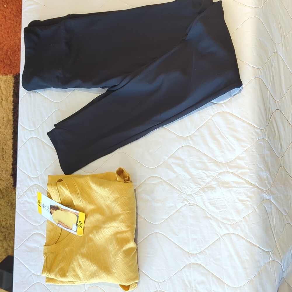 Black Bow combo short sleeved t-shirt and leggings : Size Small